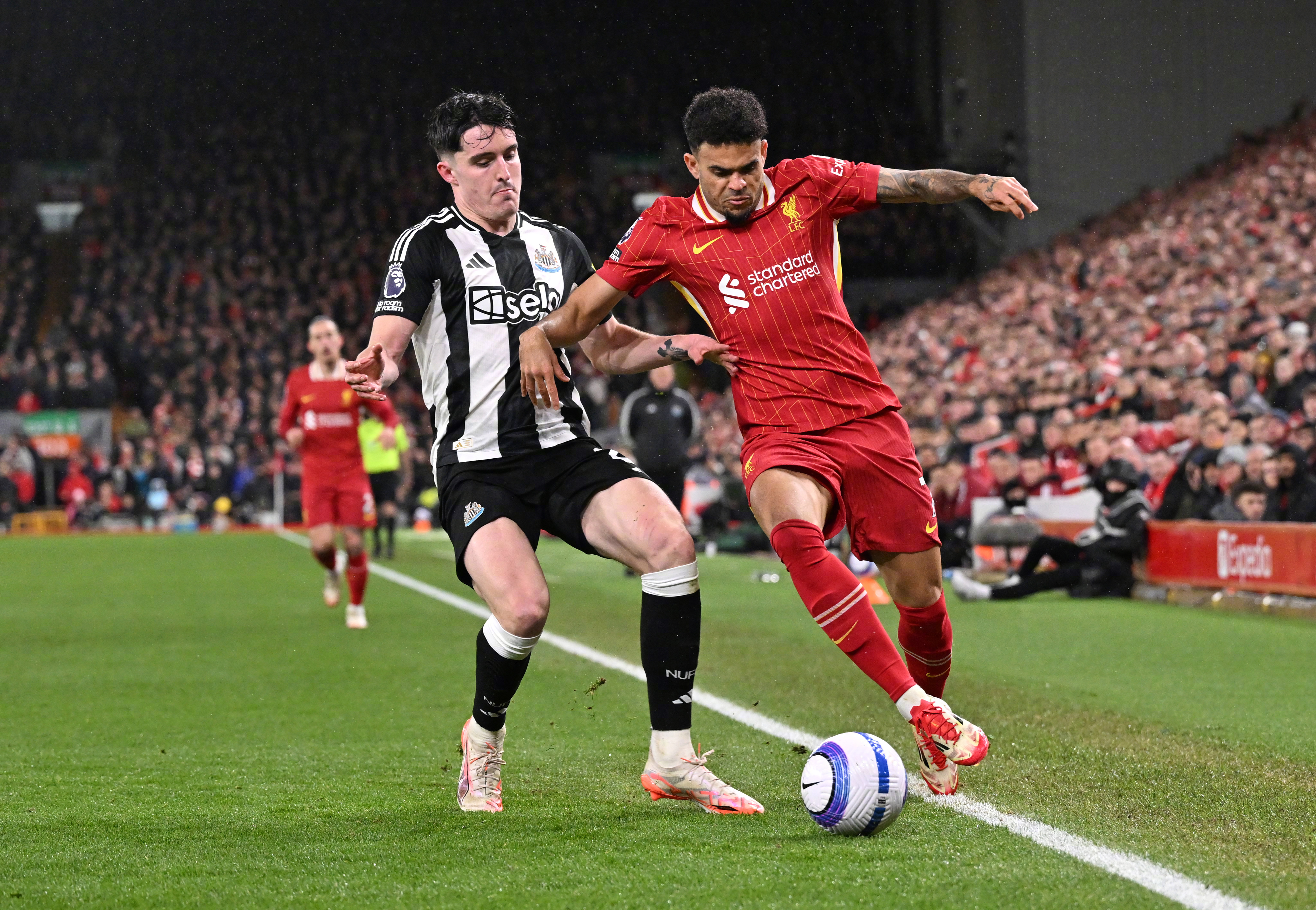 英超惊险逆转取胜,粉丝狂欢不已 英超惊险逆转取胜,粉丝狂欢不已