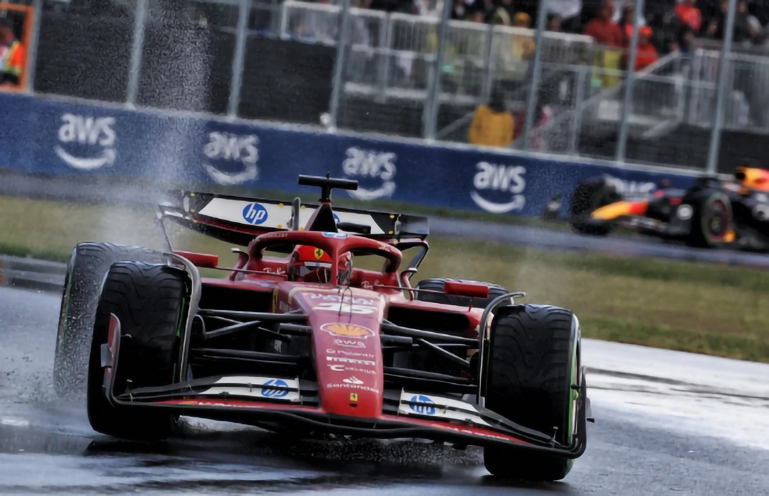 法拉利险胜红牛车队，塞恩斯点燃赛场