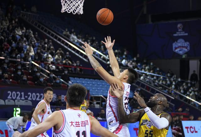 浙江队完胜江苏队，易建联状态火热