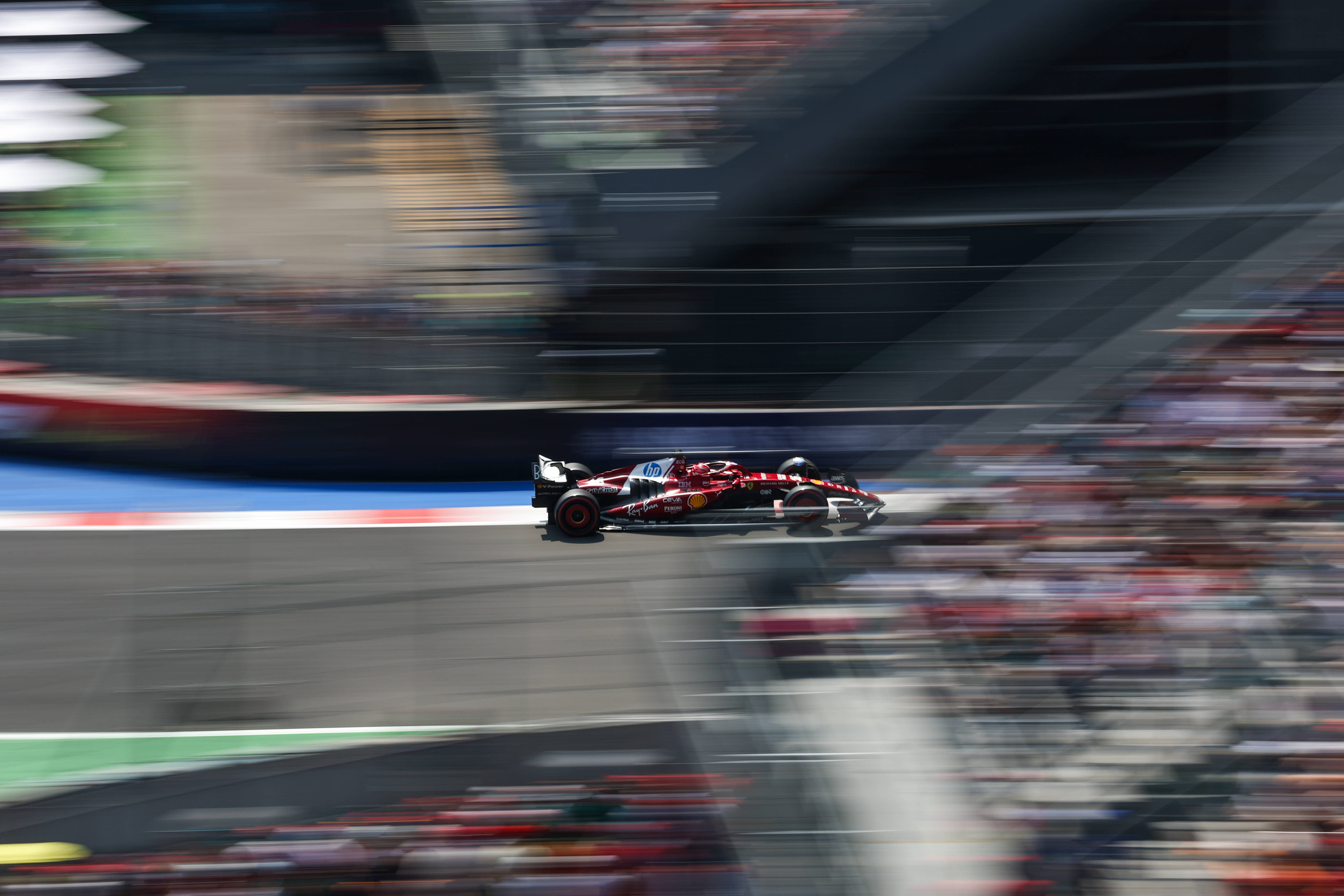 红牛二队鏖战阿斯顿马丁，塞恩斯扛起全队