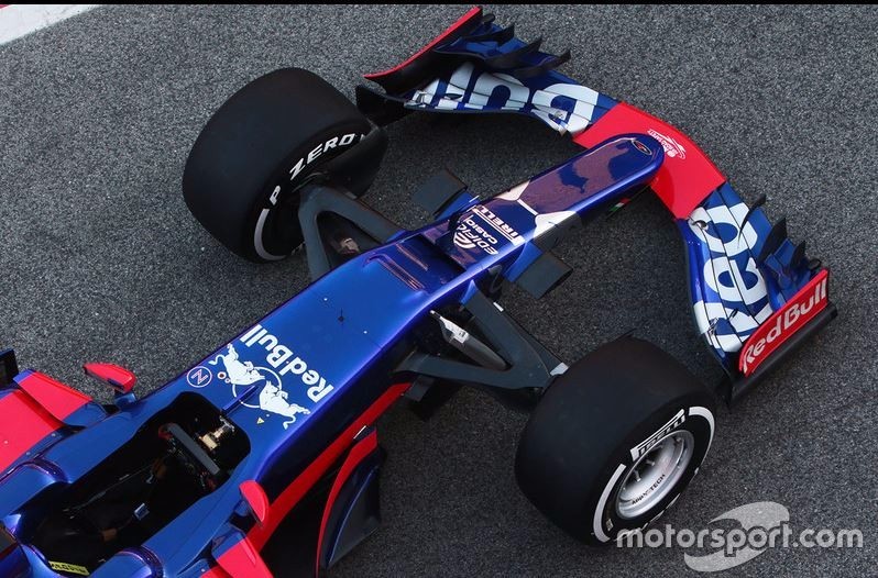 红牛二队鏖战阿斯顿马丁，塞恩斯扛起全队