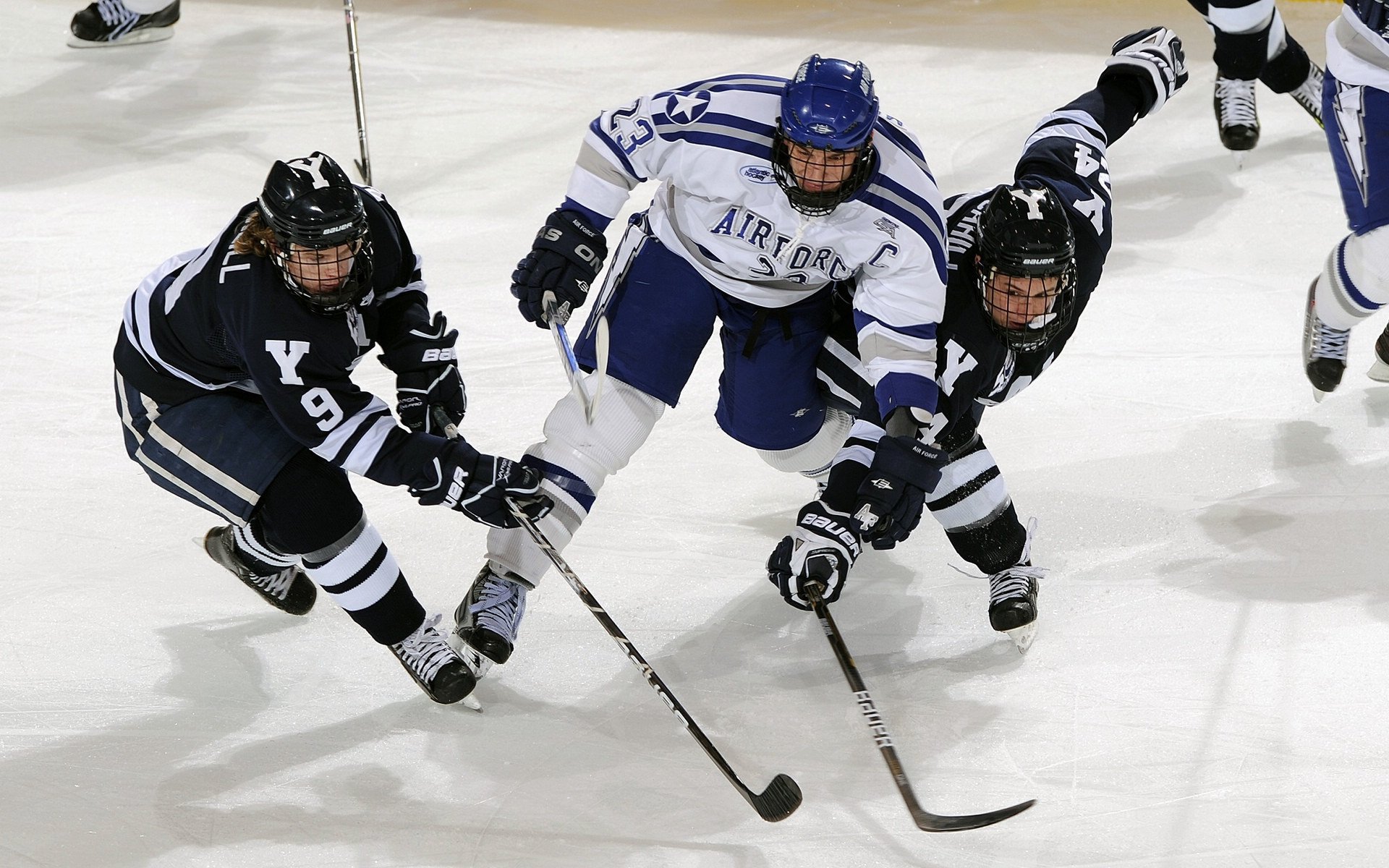 欧洲足坛夜未眠，勒沃库森绝杀巴萨，楚阿梅尼带队告捷