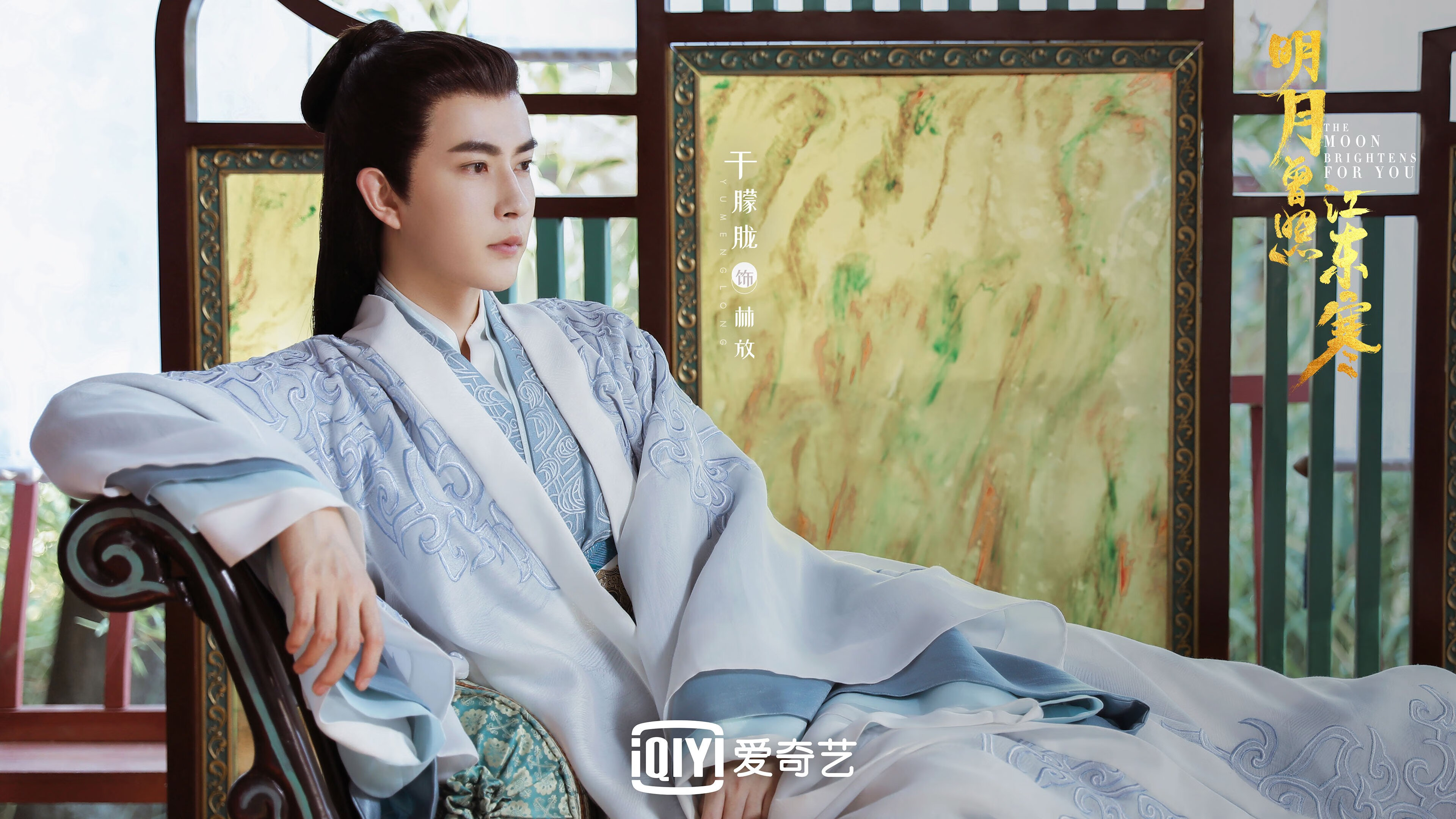 太阳在地平线两端同时升起